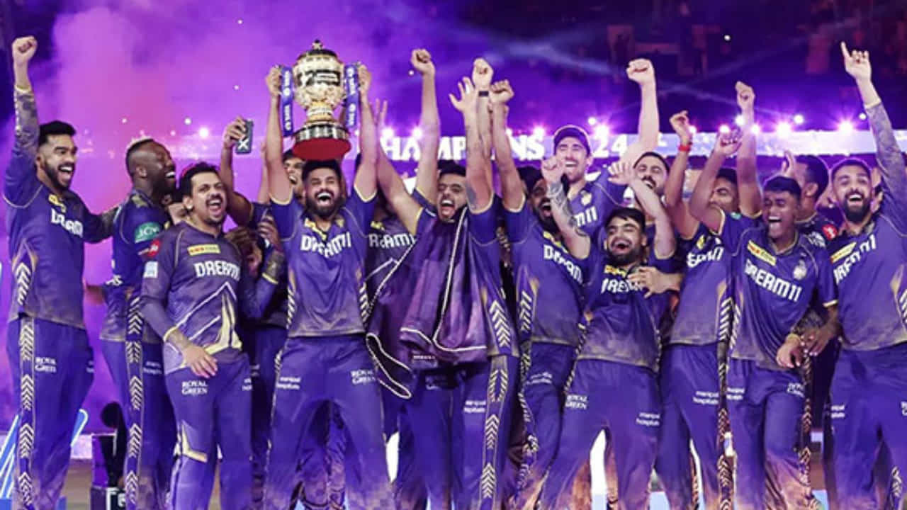 ಹಾಲಿ ಚಾಂಪಿಯನ್ ಕೋಲ್ಕತ್ತಾ ನೈಟ್ ರೈಡರ್ಸ್ ತಂಡವು 2025 ರ ಐಪಿಎಲ್ ಆರಂಭಕ್ಕೂ ಮೊದಲು ತನ್ನ ತಂಡಕ್ಕೆ ನೂತನ ನಾಯಕನನ್ನು ನೇಮಿಸಿದೆ. ವಾಸ್ತವವಾಗಿ ಕಳೆದ ಬಾರಿ ತನ್ನ ನಾಯಕತ್ವದಲ್ಲಿ ತಂಡವನ್ನು ಚಾಂಪಿಯನ್ ಮಾಡಿದ್ದ ಶ್ರೇಯಸ್ ಅಯ್ಯರ್ ಹರಾಜಿಗೂ ಮುನ್ನವೇ ತಂಡದಿಂದ ಹೊರ ನಡೆದಿದ್ದರು. ಹೀಗಾಗಿ ನಾಯಕನ ಹುಡುಕಾಟದಲ್ಲಿದ್ದ ಕೆಕೆಆರ್ ಇದೀಗ ಅನುಭವಿ ಆಟಗಾರನಿಗೆ ನಾಯಕತ್ವದ ಪಟ್ಟ ಕಟ್ಟಿದೆ.