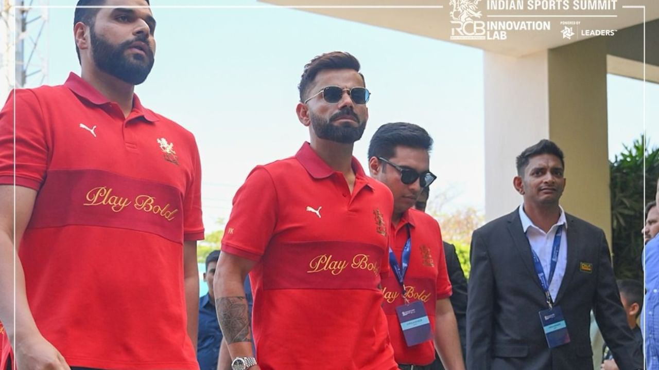 ಚಾಂಪಿಯನ್ಸ್ ಟ್ರೋಫಿ ಗೆದ್ದ ನಂತರವೂ, ಟೀಂ ಇಂಡಿಯಾದ ಕೆಲವು ಹಿರಿಯ ಆಟಗಾರರ ಭವಿಷ್ಯದ ಬಗ್ಗೆ ಪ್ರಶ್ನೆಗಳು ಹಾಗೇ ಉಳಿದಿವೆ. ನಾಯಕ ರೋಹಿತ್ ಶರ್ಮಾ ಹಾಗೂ ರವೀಂದ್ರ ಜಡೇಜಾ ಸಧ್ಯಕ್ಕೆ ನಿವೃತ್ತಿ ಘೋಷಿಸುತ್ತಿಲ್ಲ ಎಂಬುದನ್ನು ಖಚಿತಪಡಿಸಿದ್ದಾರೆ. ಆದರೆ ಸ್ಟಾರ್ ಬ್ಯಾಟ್ಸ್ಮನ್ ವಿರಾಟ್ ಕೊಹ್ಲಿ ಇದರ ಬಗ್ಗೆ ಸ್ಪಷ್ಟವಾಗಿ ಏನನ್ನೂ ಹೇಳಿಲ್ಲ.