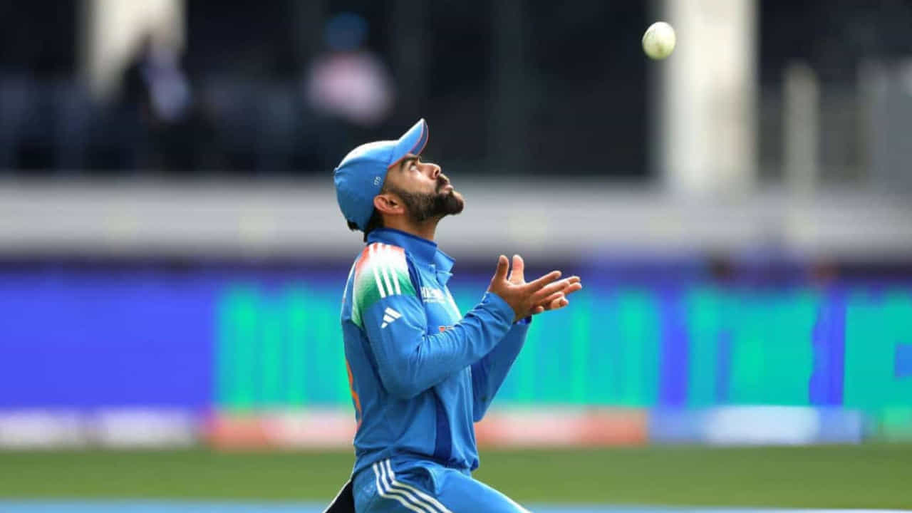 ಆಸ್ಟ್ರೇಲಿಯಾ ವಿರುದ್ಧದ ಚಾಂಪಿಯನ್ಸ್ ಟ್ರೋಫಿ ಸೆಮಿಫೈನಲ್ ಪಂದ್ಯದಲ್ಲಿ ವಿರಾಟ್ ಕೊಹ್ಲಿ ಬ್ಯಾಟ್ ಮುಟ್ಟದೆ ದೊಡ್ಡ ದಾಖಲೆ ನಿರ್ಮಿಸಿದ್ದಾರೆ. ಆಸ್ಟ್ರೇಲಿಯಾದ ವಿಕೆಟ್ ಕೀಪರ್ ಬ್ಯಾಟ್ಸ್ಮನ್ ಜೋಶ್ ಇಂಗ್ಲಿಸ್ ಅವರ ಕ್ಯಾಚ್ ಹಿಡಿಯುವ ಮೂಲಕ ಕೊಹ್ಲಿ ಇತಿಹಾಸ ಸೃಷ್ಟಿಸಿದ್ದು, ಇದೀಗ ಅತಿ ಹೆಚ್ಚು ಅಂತರರಾಷ್ಟ್ರೀಯ ಕ್ಯಾಚ್ಗಳನ್ನು ಹಿಡಿದ ಭಾರತೀಯ ಎಂಬ ದಾಖಲೆ ಸೃಷ್ಟಿಸಿದ್ದಾರೆ.