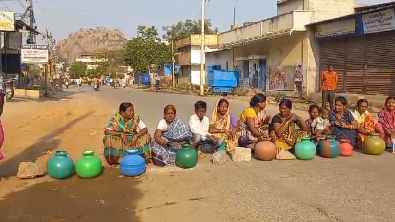 ಕೊಪ್ಪಳ ನಗರದಲ್ಲಿ ಕುಡಿಯುವ ನೀರಿಗಾಗಿ ತತ್ವಾರ: ವಾರಕ್ಕೊಮ್ಮೆ ನೀರು ಪೂರೈಕೆ, ಆಕ್ರೋಶ