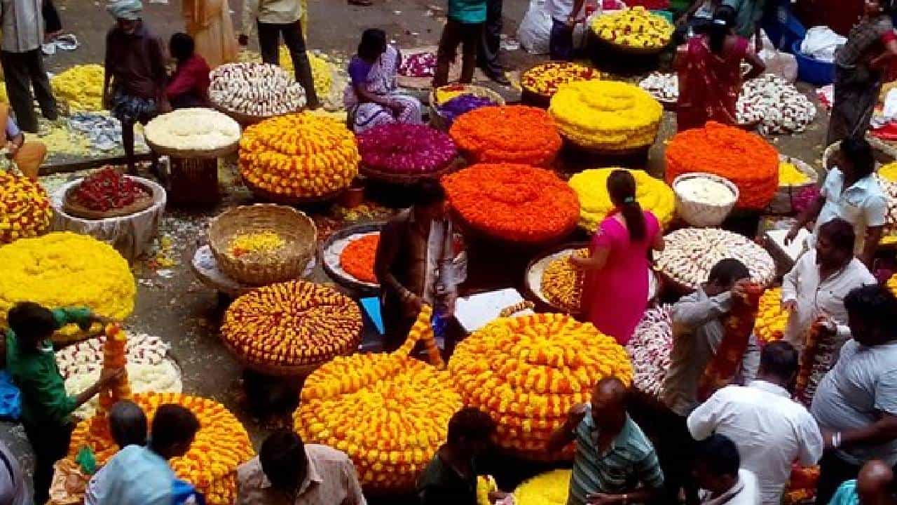 ಯುಗಾದಿ ಹಬ್ಬ: ಗಗನಕ್ಕೇರಿದ ಹೂವು ಮತ್ತು ಹಣ್ಣುಗಳ ಬೆಲೆ, ಗ್ರಾಹಕ ಕಂಗಾಲು