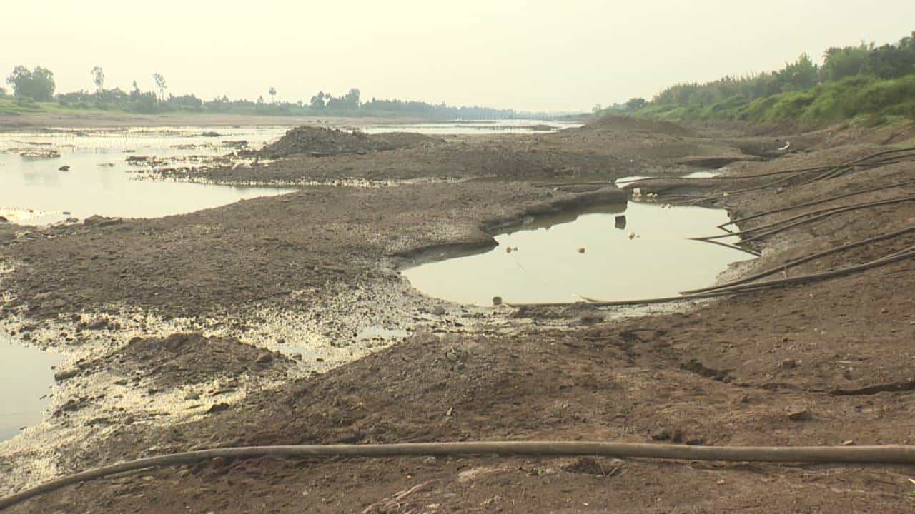 ಈಗ ಬೇಸಿಗೆ ಆರಂಭವಾಗಿದೆ. ಜನರು ಬಿರು ಬಿಸಿಲಿನಿಂದ ಕಂಗಾಲಾಗಿದ್ದಾರೆ. ಈ ಮಧ್ಯೆ ನದಿ ಒಡಲು ಖಾಲಿಯಾಗ್ತಿದ್ದು, ರೈತರಿಗೆ ಚಿಂತೆ ಶುರುವಾಗಿದೆ. ಮೈತುಂಬಿ ಹರಿಯುತ್ತಿದ್ದ ಕೃಷ್ಣೆ ಬರಿದಾಗಿದ್ದು, ರೈತರು ನದಿಗೆ ನೀರು ಬಿಡಿ, ಮುಂಬರುವ ಕಂಟಕ ತಪ್ಪಿಸಿ ಎನ್ನುತ್ತಿದ್ದಾರೆ.