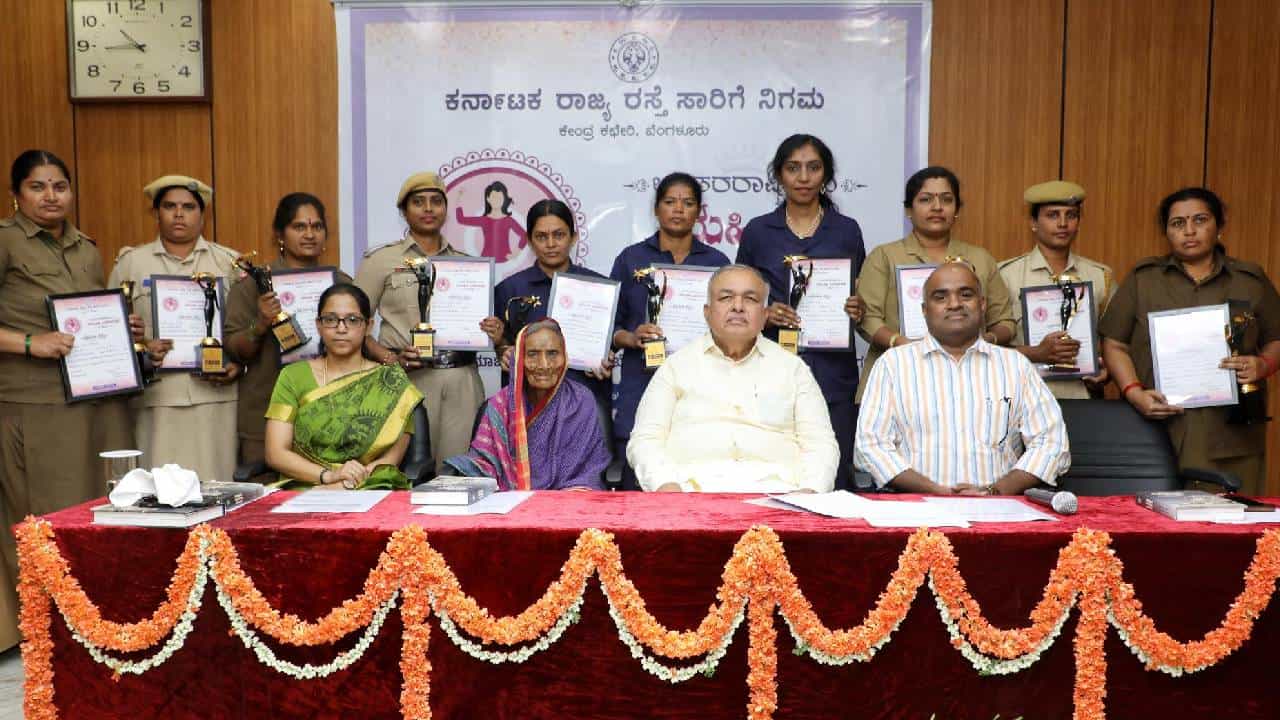 ಕೆಎಸ್ಆರ್ಟಿಸಿಯಲ್ಲಿ ಮಹಿಳಾ ದಿನಾಚರಣೆ: ಮಹಿಳಾ ಸಿಬ್ಬಂದಿಗೆ ಅಭಿನಂದಿಸಿದ ಸಚಿವ ರಾಮಲಿಂಗಾರೆಡ್ಡಿ ಕೆಎಸ್ಆರ್ಟಿಸಿಯಲ್ಲಿ ಮಹಿಳಾ ದಿನಾಚರಣೆ: ಮಹಿಳಾ ಸಿಬ್ಬಂದಿಗೆ ಅಭಿನಂದಿಸಿದ ಸಚಿವ ರಾಮಲಿಂಗಾರೆಡ್ಡಿ