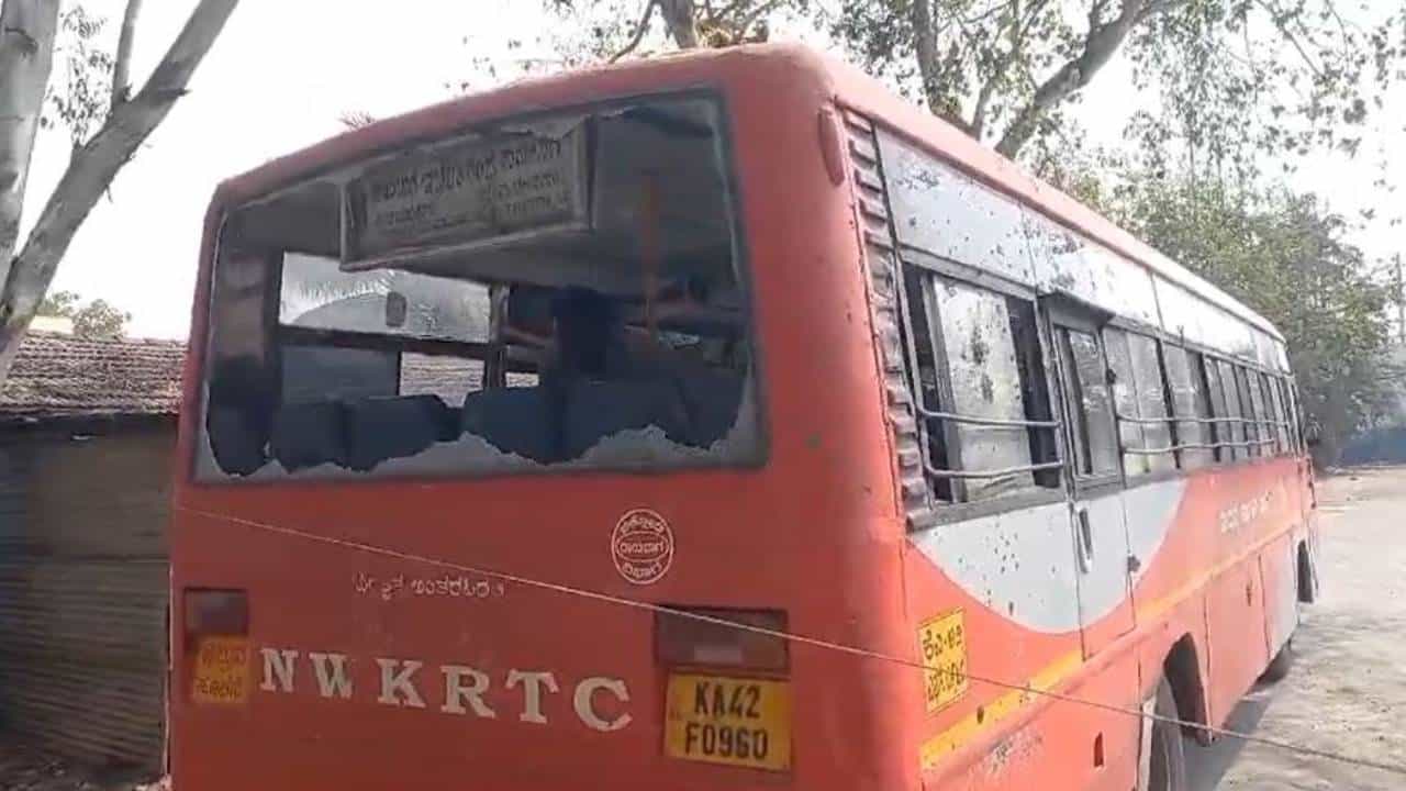 ಹೋಳಿ ಹಬ್ಬದ ದಿನವೇ ಮಹಾರಾಷ್ಟ್ರದಲ್ಲಿ ಕಿಡಿಗೇಡಿಗಳ ಪುಂಡಾಟ: ಕರ್ನಾಟಕ ಬಸ್ ಮೇಲೆ ಬಾಟಲಿ ತೂರಾಟ ಹೋಳಿ ಹಬ್ಬದ ದಿನವೇ ಮಹಾರಾಷ್ಟ್ರದಲ್ಲಿ ಕಿಡಿಗೇಡಿಗಳ ಪುಂಡಾಟ: ಕರ್ನಾಟಕ ಬಸ್ ಮೇಲೆ ಬಾಟಲಿ ತೂರಾಟ