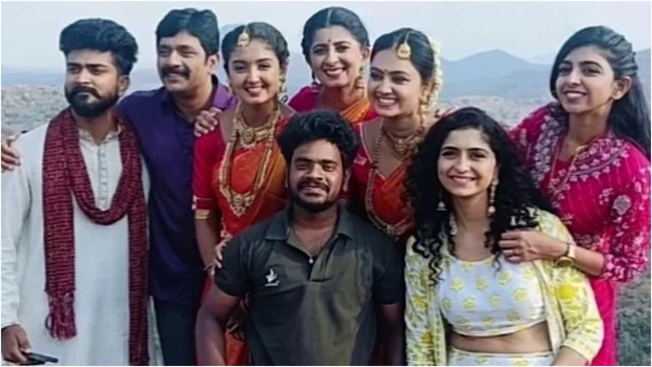 ‘ಲಕ್ಷ್ಮೀ ಬಾರಮ್ಮ’ ಧಾರಾವಾಹಿಗೆ ಕೊನೆಯ ದಿನದ ಶೂಟ್; ಫೋಟೋ ವೈರಲ್ ‘ಲಕ್ಷ್ಮೀ ಬಾರಮ್ಮ’ ಧಾರಾವಾಹಿಗೆ ಕೊನೆಯ ದಿನದ ಶೂಟ್; ಫೋಟೋ ವೈರಲ್