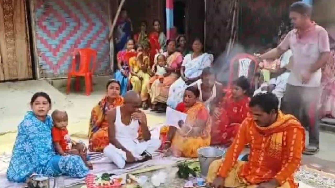 ಜೀವಂತ ಮಗಳ ಶ್ರಾದ್ಧ ಮಾಡಿ, ಪಿಂಡ ಇಟ್ಟ ಪೋಷಕರು ಜೀವಂತ ಮಗಳ ಶ್ರಾದ್ಧ ಮಾಡಿ, ಪಿಂಡ ಇಟ್ಟ ಪೋಷಕರು