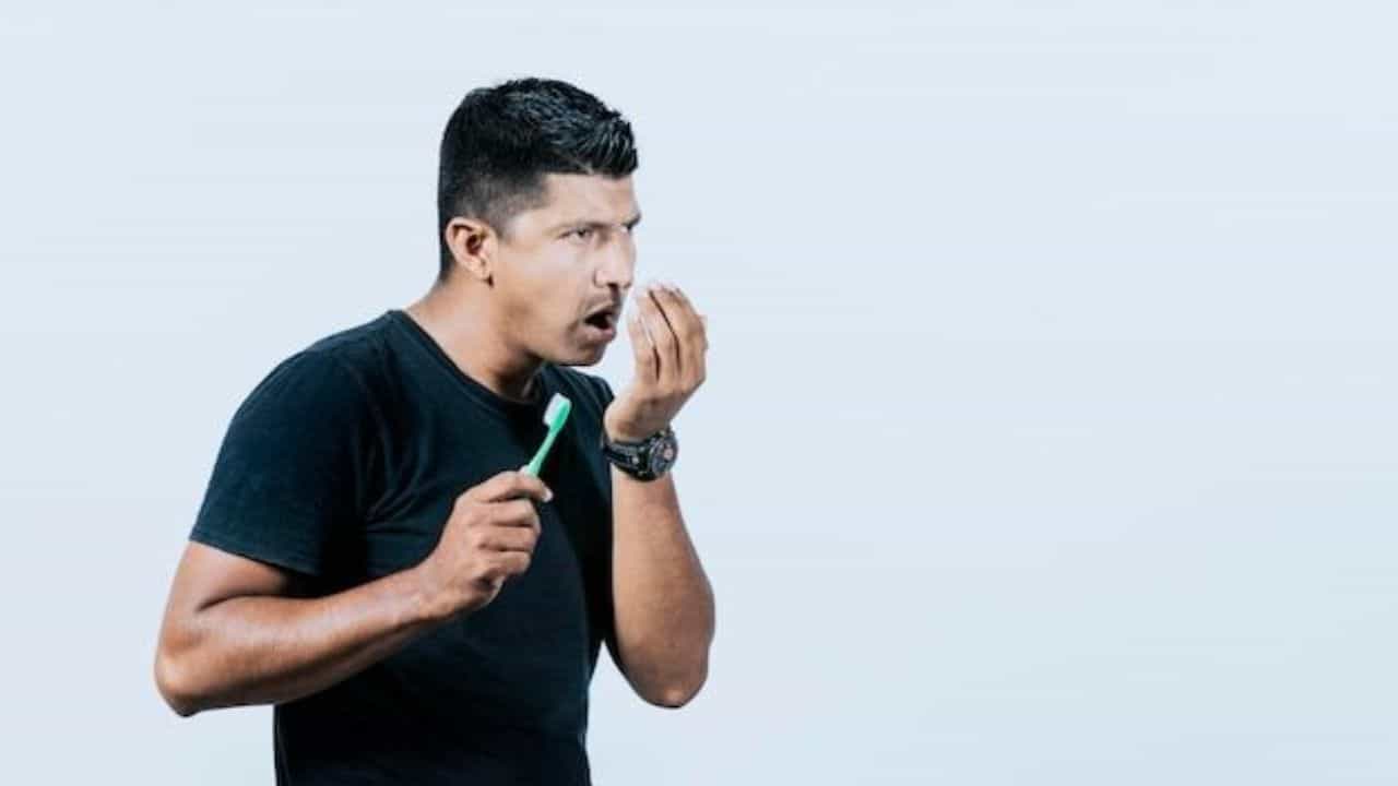 ವಾಂತಿ ವಿವಿಧ ಕಾರಣಗಳಿಂದ ಬರುತ್ತದೆ. ಇದು ಸಾಮಾನ್ಯ ಸಮಸ್ಯೆಯಾಗಿರಬಹುದು. ಆದರೆ ಅನೇಕ ಜನರು ಹಲ್ಲುಜ್ಜುವಾಗಲೂ ವಾಂತಿ ಮಾಡುತ್ತಾರೆ. ಇದು ಕೇವಲ ಒಂದು ಅಥವಾ ಎರಡು ದಿನ ಮಾತ್ರ ಸಂಭವಿಸಿದರೆ, ಅದು ದೊಡ್ಡ ಸಮಸ್ಯೆಯಲ್ಲ. ಬದಲಾಗಿ, ನೀವು ಪ್ರತಿ ಬಾರಿ ಹಲ್ಲುಜ್ಜುವಾಗ ಈ ಸಮಸ್ಯೆ ಉದ್ಭವಿಸಿದರೆ, ಇದನ್ನು ನಿರ್ಲಕ್ಷ್ಯಿಸಬೇಡಿ.