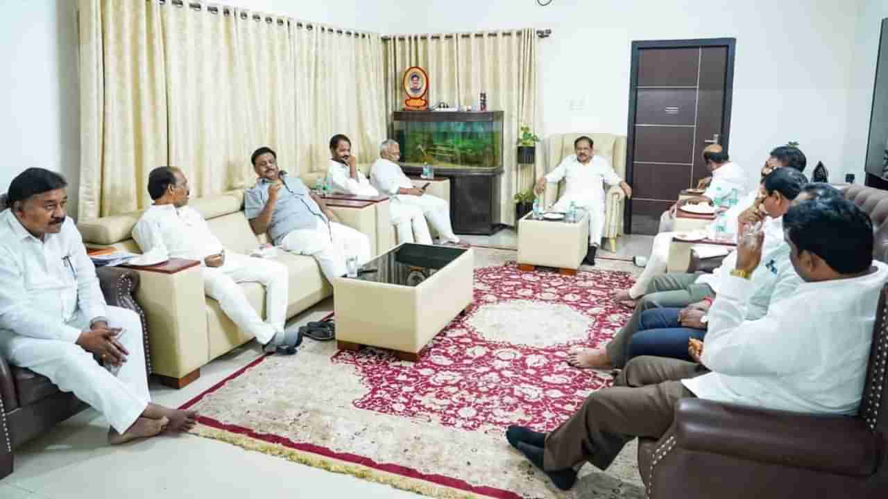 ಗ್ಯಾರಂಟಿಗಳಿಗೆ ಎಸ್‌ಸಿಪಿ, ಟಿಎಸ್‌ಪಿ ಹಣ ನೀಡೋದಕ್ಕೆ ವಿರೋಧ: ಸಚಿವ ಮಹದೇವಪ್ಪ ನಿವಾಸದಲ್ಲಿ ದಲಿತ ನಾಯಕರ ಸಭೆ