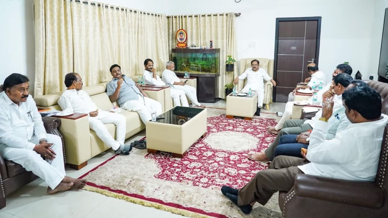 ಗ್ಯಾರಂಟಿಗಳಿಗೆ ಎಸ್ಸಿಪಿ, ಟಿಎಸ್ಪಿ ಹಣ ನೀಡೋದಕ್ಕೆ ವಿರೋಧ: ಸಚಿವ ಮಹದೇವಪ್ಪ ನಿವಾಸದಲ್ಲಿ ದಲಿತ ನಾಯಕರ ಸಭೆ