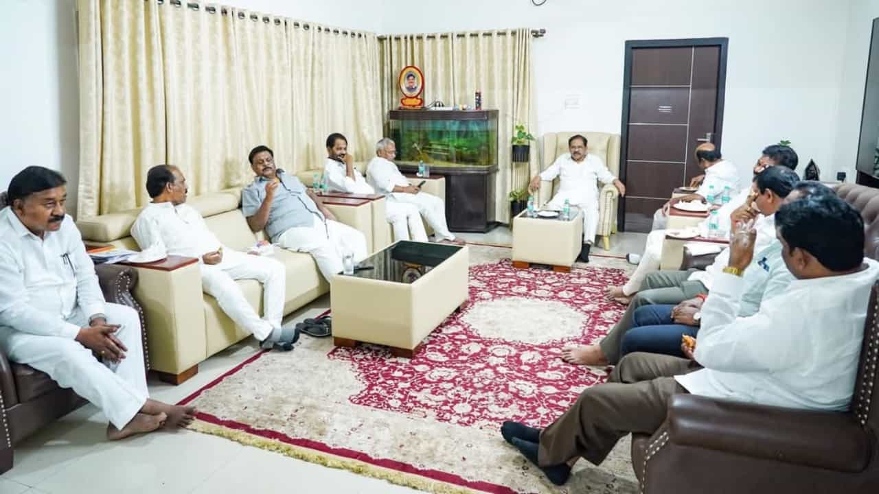ಗ್ಯಾರಂಟಿಗಳಿಗೆ ಎಸ್ಸಿಪಿ, ಟಿಎಸ್ಪಿ ಹಣ ನೀಡೋದಕ್ಕೆ ವಿರೋಧ: ಸಚಿವ ಮಹದೇವಪ್ಪ ನಿವಾಸದಲ್ಲಿ ದಲಿತ ನಾಯಕರ ಸಭೆ ಗ್ಯಾರಂಟಿಗಳಿಗೆ ಎಸ್ಸಿಪಿ, ಟಿಎಸ್ಪಿ ಹಣ ನೀಡೋದಕ್ಕೆ ವಿರೋಧ: ಸಚಿವ ಮಹದೇವಪ್ಪ ನಿವಾಸದಲ್ಲಿ ದಲಿತ ನಾಯಕರ ಸಭೆ