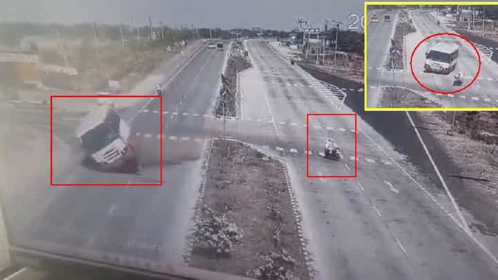 ಬೈಕ್ ಸವಾರನ ಎಡವಟ್ಟಿನಿಂದ ಪಲ್ಟಿ ಹೊಡೆದ ಬಸ್, 37 ಜನರಿಗೆ ಗಾಯ ಬೈಕ್ ಸವಾರನ ಎಡವಟ್ಟಿನಿಂದ ಪಲ್ಟಿ ಹೊಡೆದ ಬಸ್, 37 ಜನರಿಗೆ ಗಾಯ