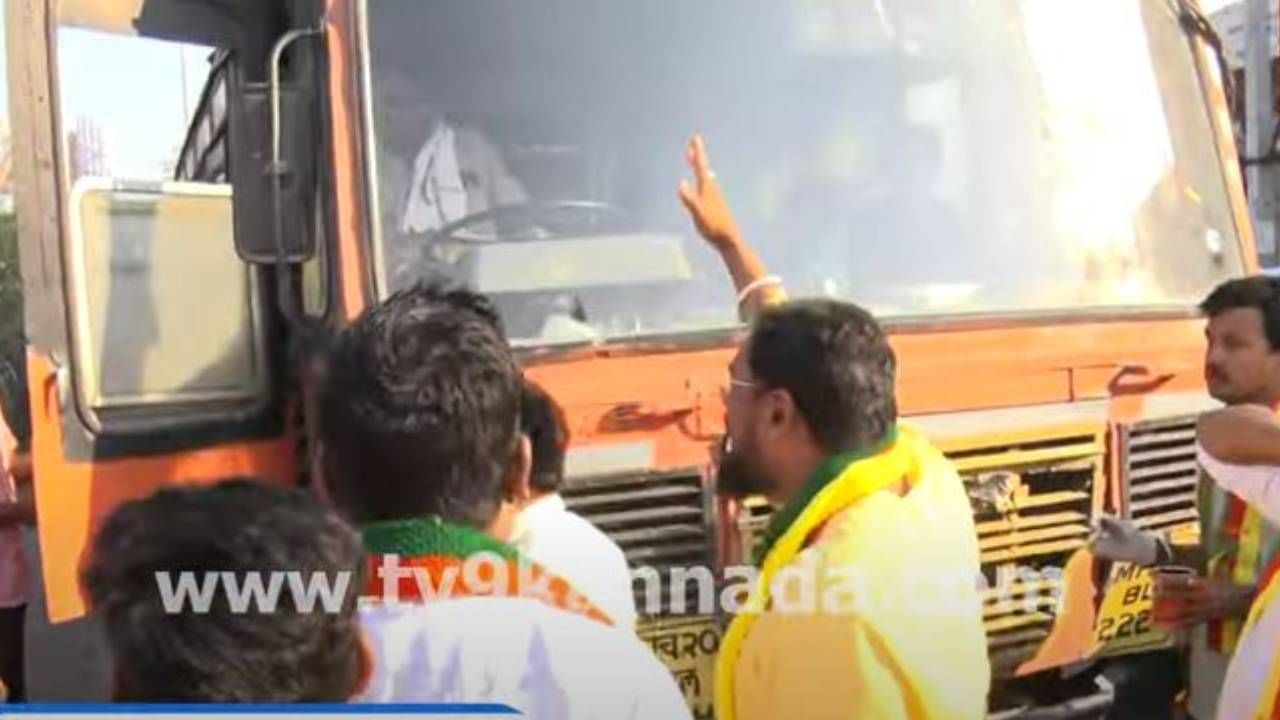 ಕಲಬುರಗಿಯ ಆಳಂದ್ ಪಟ್ಟಣದಲ್ಲಿ ಮಹಾರಾಷ್ಟ್ರದ ಬಸ್ ತಡೆದು ಕಪ್ಪುಮಸಿ ಬಳಿದ ಕನ್ನಡ ಸಂಘಟನೆ ಕಾರ್ಯಕರ್ತರು