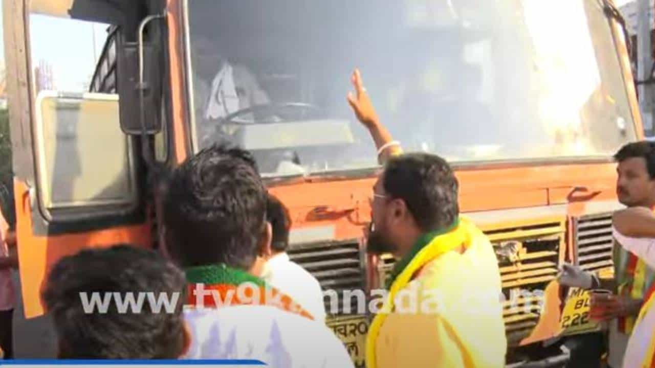 ಕಲಬುರಗಿಯ ಆಳಂದ್ ಪಟ್ಟಣದಲ್ಲಿ ಮಹಾರಾಷ್ಟ್ರದ ಬಸ್ ತಡೆದು ಕಪ್ಪುಮಸಿ ಬಳಿದ ಕನ್ನಡ ಸಂಘಟನೆ ಕಾರ್ಯಕರ್ತರು ಕಲಬುರಗಿಯ ಆಳಂದ್ ಪಟ್ಟಣದಲ್ಲಿ ಮಹಾರಾಷ್ಟ್ರದ ಬಸ್ ತಡೆದು ಕಪ್ಪುಮಸಿ ಬಳಿದ ಕನ್ನಡ ಸಂಘಟನೆ ಕಾರ್ಯಕರ್ತರು