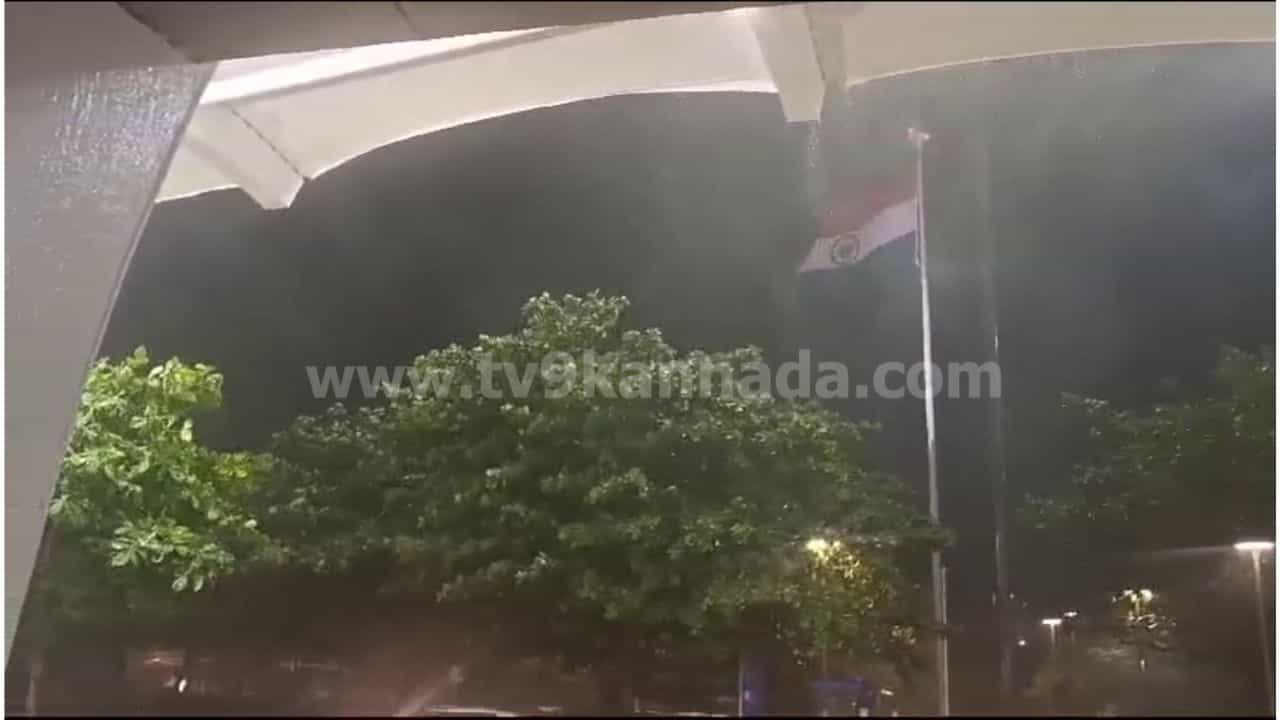 ಕರ್ನಾಟಕದ ಹಲವೆಡೆ ಮಳೆ: ಮಂಗಳೂರಿನಲ್ಲಿ ಗಾಳಿ ಮಳೆಯಿಂದ ಲ್ಯಾಂಡ್ ಆಗಬೇಕಿದ್ದ ವಿಮಾನಗಳು ಡೈವರ್ಟ್ ಕರ್ನಾಟಕದ ಹಲವೆಡೆ ಮಳೆ: ಮಂಗಳೂರಿನಲ್ಲಿ ಗಾಳಿ ಮಳೆಯಿಂದ ಲ್ಯಾಂಡ್ ಆಗಬೇಕಿದ್ದ ವಿಮಾನಗಳು ಡೈವರ್ಟ್