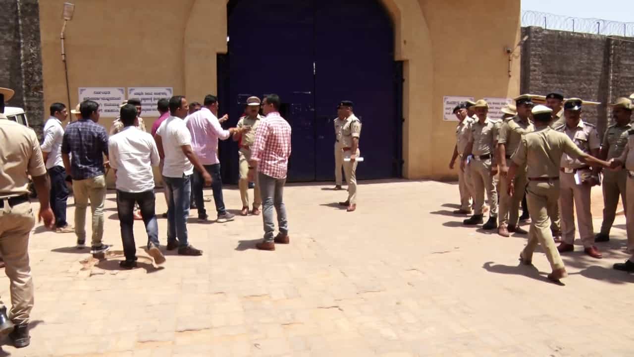ಮಂಗಳೂರು ಜೈಲಿನಿಂದಾಗಿ 1ಕಿ.ಮೀ ಸುತ್ತಮುತ್ತ ನೆಟ್ವರ್ಕ್ ಸಮಸ್ಯೆ! ಫೋನ್ ಕರೆ ಮಾಡಲಾಗದೆ ಜನರ ಸಂಕಷ್ಟ ಮಂಗಳೂರು ಜೈಲಿನಿಂದಾಗಿ 1ಕಿ.ಮೀ ಸುತ್ತಮುತ್ತ ನೆಟ್ವರ್ಕ್ ಸಮಸ್ಯೆ! ಫೋನ್ ಕರೆ ಮಾಡಲಾಗದೆ ಜನರ ಸಂಕಷ್ಟ