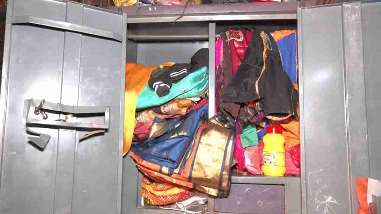 ಸುಗ್ರೀವಾಜ್ಞೆಗಿಲ್ಲ ಕಿಮ್ಮತ್ತು: ಮನೆಗೆ ನುಗ್ಗಿ ಚಿನ್ನದ ಓಲೆ, ಹಣ ತಗೊಂಡು ಹೋದ ಮೈಕ್ರೋ ಫೈನಾನ್ಸ್ ಸಿಬ್ಬಂದಿ