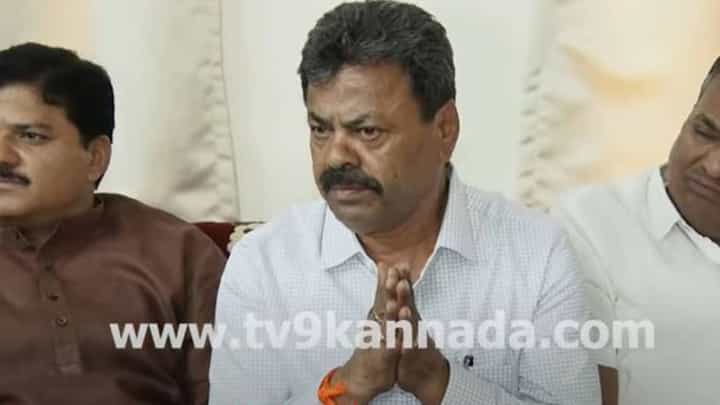 ಬಸನಗೌಡ ಯತ್ನಾಳ್ರನ್ನು ಮನಬಂದಂತೆ ಬಯ್ಯುತ್ತಿದ್ದ ರೇಣುಕಾಚಾರ್ಯ ವಿಜಯಪುರ ಶಾಸಕ ತಮ್ಮ ನಾಯಕನೆಂದರು! ಬಸನಗೌಡ ಯತ್ನಾಳ್ರನ್ನು ಮನಬಂದಂತೆ ಬಯ್ಯುತ್ತಿದ್ದ ರೇಣುಕಾಚಾರ್ಯ ವಿಜಯಪುರ ಶಾಸಕ ತಮ್ಮ ನಾಯಕನೆಂದರು!