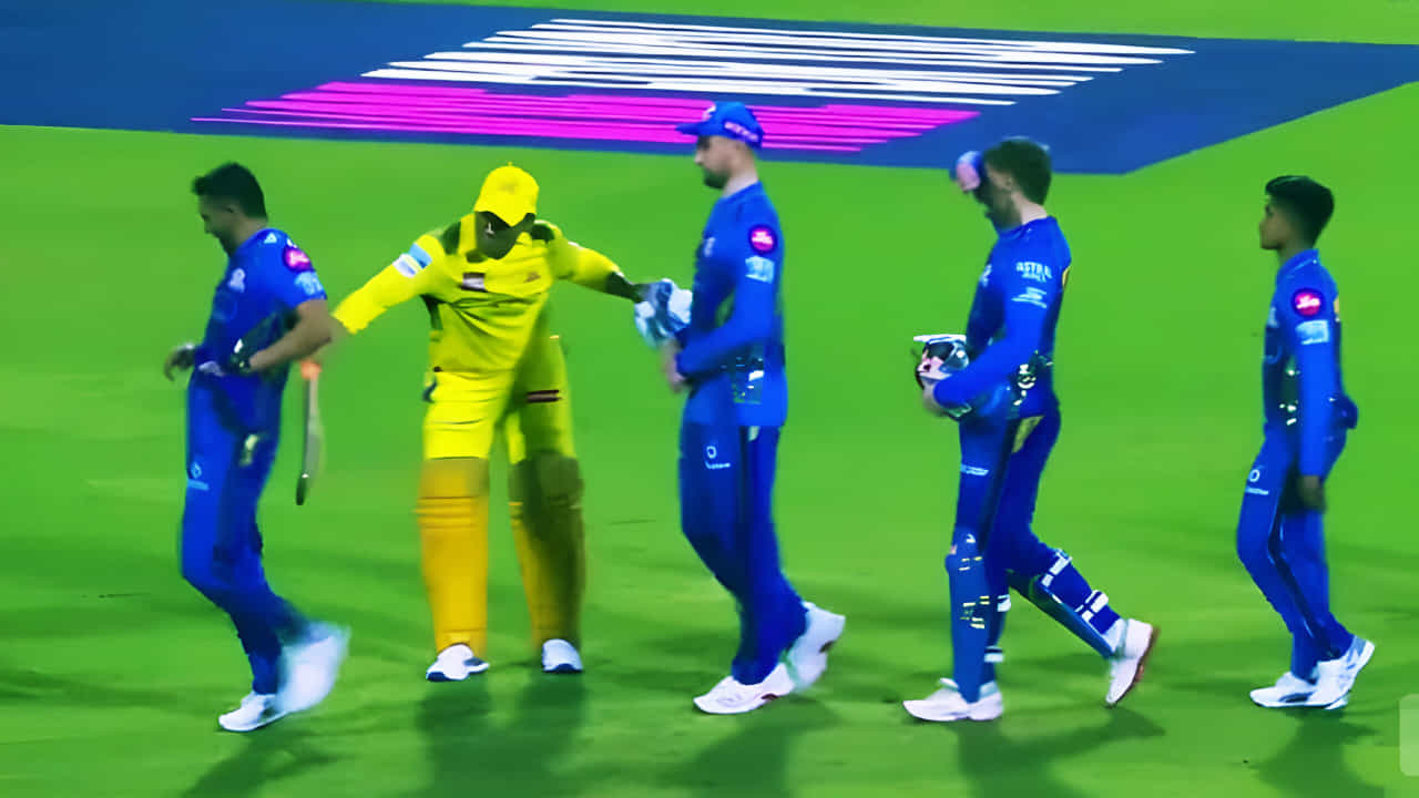 VIDEO: ಮುಂಬೈ ಇಂಡಿಯನ್ಸ್ ಆಟಗಾರನಿಗೆ ಬ್ಯಾಟ್​ನಲ್ಲಿ ಹೊಡೆದ ಧೋನಿ