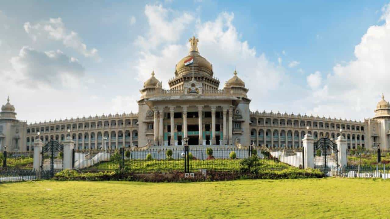 ಸರ್ಕಾರಿ ಗುತ್ತಿಗೆಯಲ್ಲಿ ಮುಸ್ಲಿಮರಿಗೆ ಮೀಸಲಾತಿ: ಇದೇ ಅಧಿವೇಶನದಲ್ಲಿ ಬಿಲ್ ಮಂಡಿಸಲು ತೀರ್ಮಾನ ಸರ್ಕಾರಿ ಗುತ್ತಿಗೆಯಲ್ಲಿ ಮುಸ್ಲಿಮರಿಗೆ ಮೀಸಲಾತಿ: ಇದೇ ಅಧಿವೇಶನದಲ್ಲಿ ಬಿಲ್ ಮಂಡಿಸಲು ತೀರ್ಮಾನ