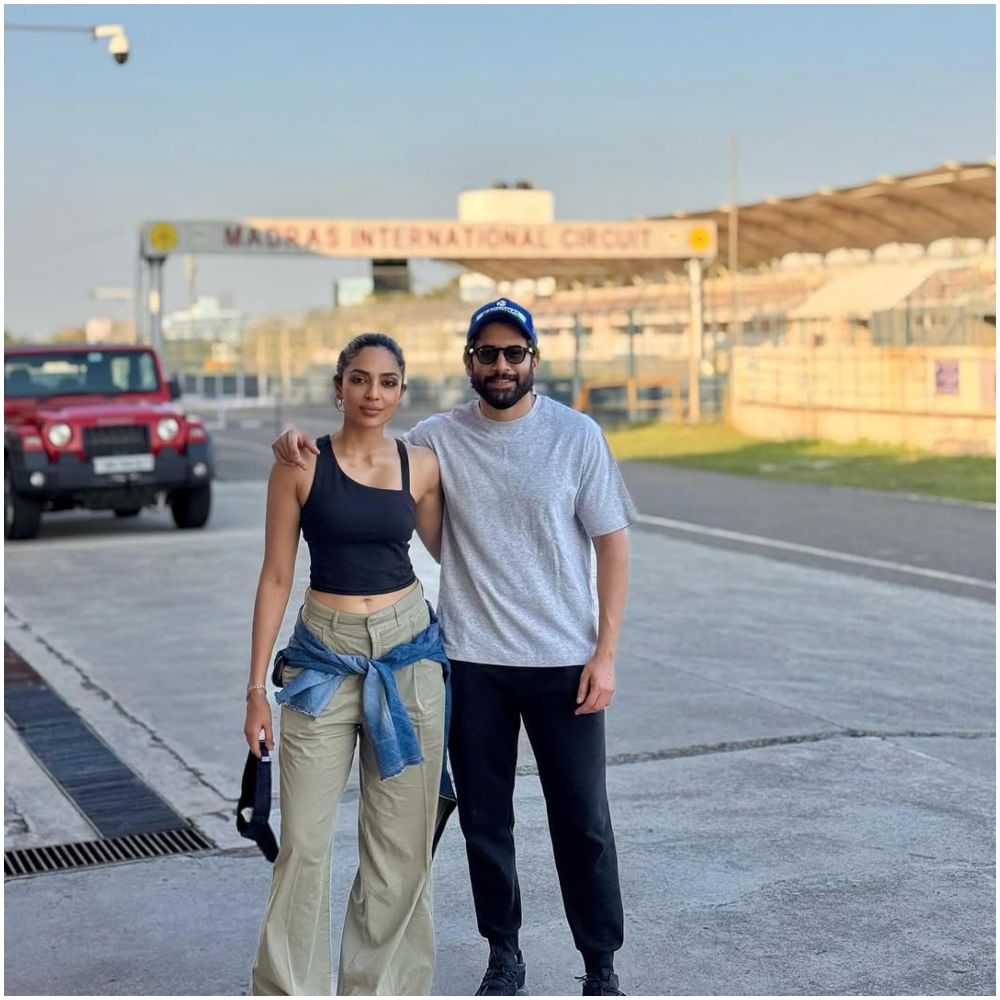 ನಾಗ ಚೈತನ್ಯ ಅವರು ರೇಸ್ ಬಗ್ಗೆ ಸಾಕಷ್ಟು ಆಸಕ್ತಿ ತೋರಿಸುತ್ತಾರೆ. ಶೋಭಿತಾ ಅವರಿಗೂ ರೇಸ್ ಇಷ್ಟ. ಅವರು ರೇಸ್ ಮಾಡುತ್ತಿರುವ ಫೋಟೋಗಳನ್ನು ಸೋಶಿಯಲ್ ಮೀಡಿಯಾದಲ್ಲಿ ಹಂಚಿಕೊಂಡು ಗಮನ ಸೆಳೆದಿದ್ದಾರೆ. ಫೋಟೋಗೆ ಭರ್ಜರಿ ಲೈಕ್ಸ್ ಸಿಕ್ಕಿದೆ.