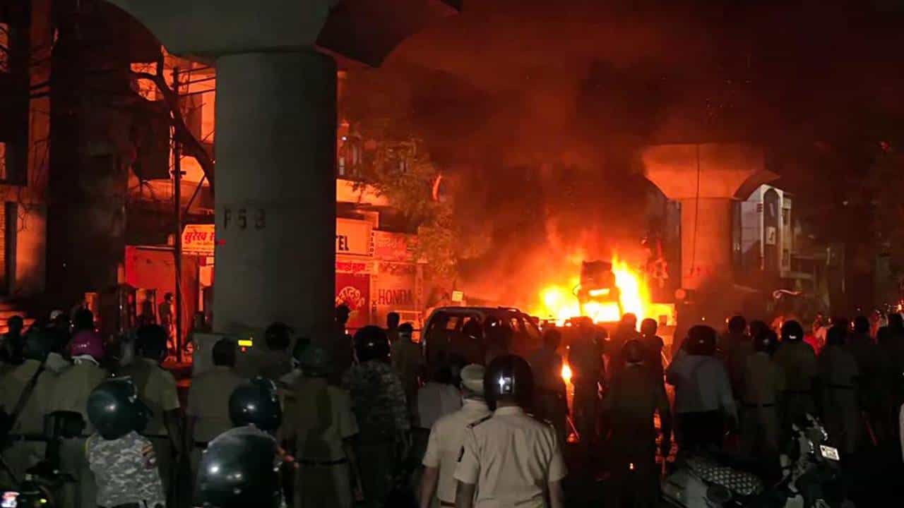 Nagpur Violence: ನಾಗ್ಪುರ ಹಿಂಸಾಚಾರ, ಶಾಂತಿ ಕಾಪಾಡುವಂತೆ ಸಿಎಂ ದೇವೇಂದ್ರ ಫಡ್ನವಿಸ್ ಮನವಿ Nagpur Violence: ನಾಗ್ಪುರ ಹಿಂಸಾಚಾರ, ಶಾಂತಿ ಕಾಪಾಡುವಂತೆ ಸಿಎಂ ದೇವೇಂದ್ರ ಫಡ್ನವಿಸ್ ಮನವಿ