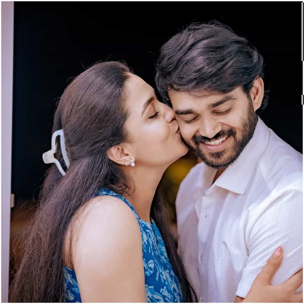 ಇತ್ತೀಚೆಗೆ ಎಲ್ಲರೂ ತಮ್ಮ ಮಗುವಿಗೆ ನಾಮಕರಣ ಮಾಡುವಾಗ ಫ್ಯಾನ್ಸಿ ಹೆಸರನ್ನು ಹುಡಕಲು ಬಯಸುತ್ತಾರೆ. ಎಲ್ಲೂ ಕೇಳಿರದ ಹೆಸರುಗಳನ್ನು ಇಡಲು ಆದ್ಯತೆ ನೀಡುತ್ತಾರೆ. ಈಗ ನೇಹಾ ಗೌಡ ಅವರು ತುಂಬಾನೇ ಸಾಂಪ್ರದಾಯಿಕ ಹೆಸರಿಟ್ಟು ಗಮನ ಸೆಳೆದಿದ್ದಾರೆ.