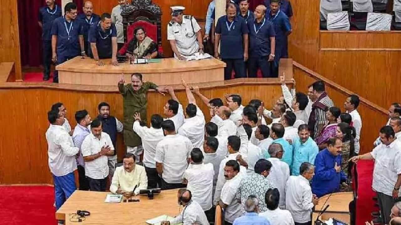 ಒಡಿಶಾ ವಿಧಾನಸಭೆಯಲ್ಲಿ ಬಿಜೆಪಿ, ಕಾಂಗ್ರೆಸ್ ಶಾಸಕರಿಂದ ಪರಸ್ಪರ ಹಲ್ಲೆ