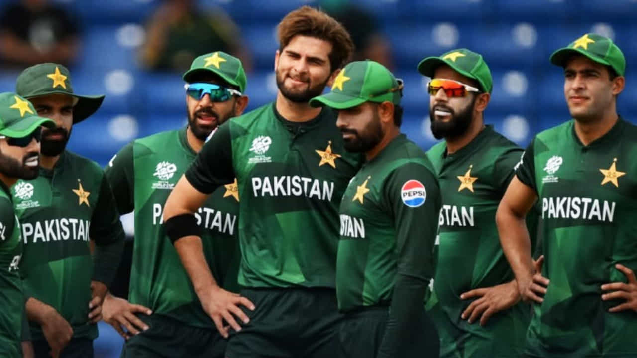 ಪಾಕಿಸ್ತಾನ್ ಮತ್ತು ನ್ಯೂಝಿಲೆಂಡ್ (PAK vs NZ) ನಡುವಣ ಟಿ20 ಸರಣಿ ಮುಗಿದಿದೆ. ನಿರೀಕ್ಷೆಯಂತೆ ಈ ಸರಣಿಯನ್ನು ಕಿವೀಸ್ ಪಡೆ 4-1 ಅಂತರದಿಂದ ಗೆದ್ದುಕೊಂಡಿದೆ. ಇತ್ತ ಚಾಂಪಿಯನ್ಸ್ ಟ್ರೋಫಿ ಸೋಲಿನ ಬಳಿಕ ಹೊಸ ಪಡೆಯೊಂದಿಗೆ ಕಣಕ್ಕಿಳಿದಿದ್ದ ಪಾಕಿಸ್ತಾನ್ ತಂಡ ಮತ್ತೊಮ್ಮೆ ಸೋಲಿನ ಸರಪಳಿಯಲ್ಲಿ ಸಿಲುಕಿಕೊಂಡಿದೆ.