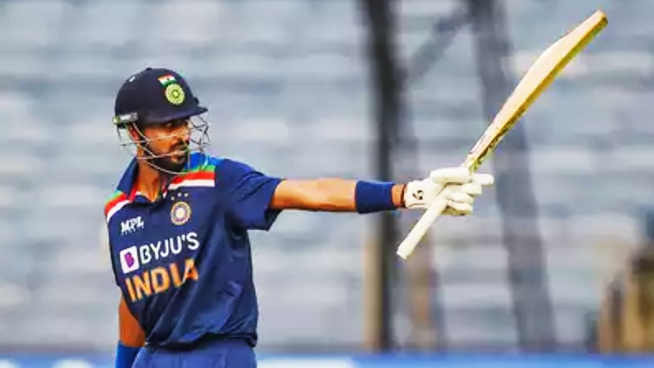 ಇದಕ್ಕೂ ಮುನ್ನ ಈ ದಾಖಲೆ ಟೀಮ್ ಇಂಡಿಯಾದ ಕೃನಾಲ್ ಪಾಂಡ್ಯ ಹೆಸರಿನಲ್ಲಿತ್ತು. 2021 ರಲ್ಲಿ ಇಂಗ್ಲೆಂಡ್ ವಿರುದ್ಧ ಏಕದಿನ ಕ್ರಿಕೆಟ್ಗೆ ಪಾದಾರ್ಪಣೆ ಮಾಡಿದ್ದ ಪಾಂಡ್ಯ ಕೇವಲ 26 ಎಸೆತಗಳಲ್ಲಿ ಹಾಫ್ ಸೆಂಚುರಿ ಸಿಡಿಸಿ ಈ ವಿಶ್ವ ದಾಖಲೆ ನಿರ್ಮಿಸಿದ್ದರು. ಇದೀಗ ಮುಹಮ್ಮದ್ ಅಬ್ಬಾಸ್ ಈ ದಾಖಲೆ ಮುರಿದಿದ್ದಾರೆ.