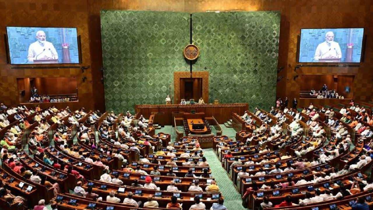 MP Salary Hike: ಸಂಸದರ ವೇತನ, ಭತ್ಯೆ ಹಾಗೂ ಪಿಂಚಣಿ ಏರಿಕೆ ಮಾಡಿದ ಕೇಂದ್ರ ಸರ್ಕಾರ MP Salary Hike: ಸಂಸದರ ವೇತನ, ಭತ್ಯೆ ಹಾಗೂ ಪಿಂಚಣಿ ಏರಿಕೆ ಮಾಡಿದ ಕೇಂದ್ರ ಸರ್ಕಾರ