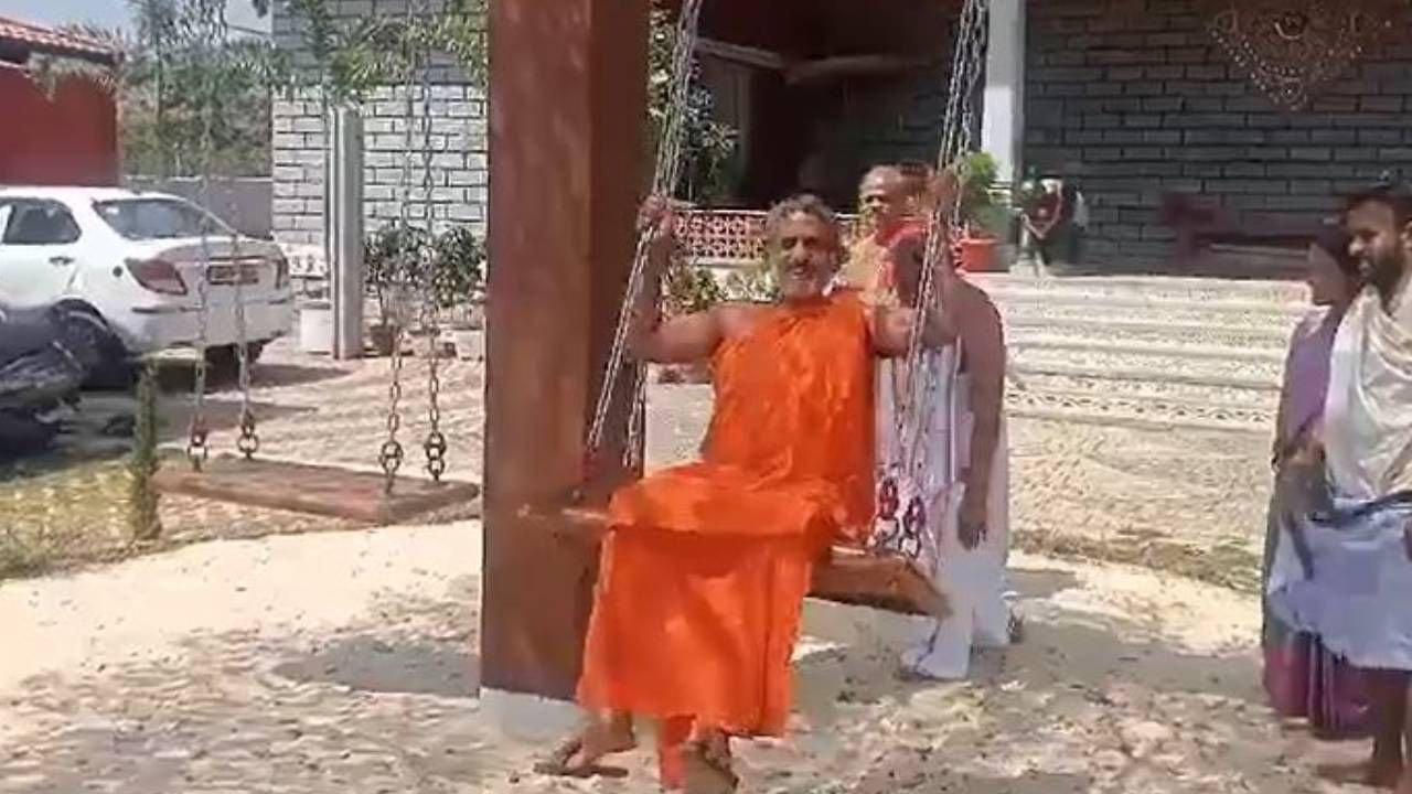 ಭಕ್ತರ ಒತ್ತಾಯಕ್ಕೆ ಉಯ್ಯಾಲೆಯಲ್ಲಿ ಕೂತು ಸಂತಸಪಟ್ಟ ಪೇಜಾವರ ಶ್ರೀಗಳು