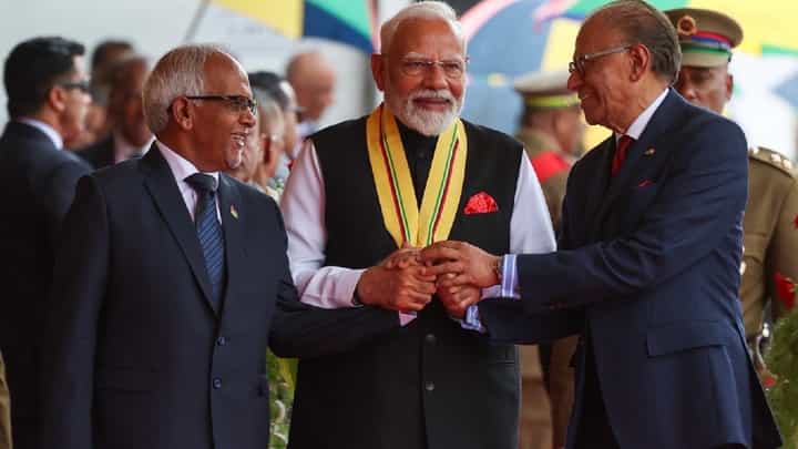 ಮಾರಿಷಸ್ನ ಅತ್ಯುನ್ನತ ನಾಗರಿಕ ಪ್ರಶಸ್ತಿ ಸ್ವೀಕರಿಸಿದ ಮೊದಲ ಭಾರತೀಯ ಪ್ರಧಾನಿ ಮೋದಿ ಮಾರಿಷಸ್ನ ಅತ್ಯುನ್ನತ ನಾಗರಿಕ ಪ್ರಶಸ್ತಿ ಸ್ವೀಕರಿಸಿದ ಮೊದಲ ಭಾರತೀಯ ಪ್ರಧಾನಿ ಮೋದಿ