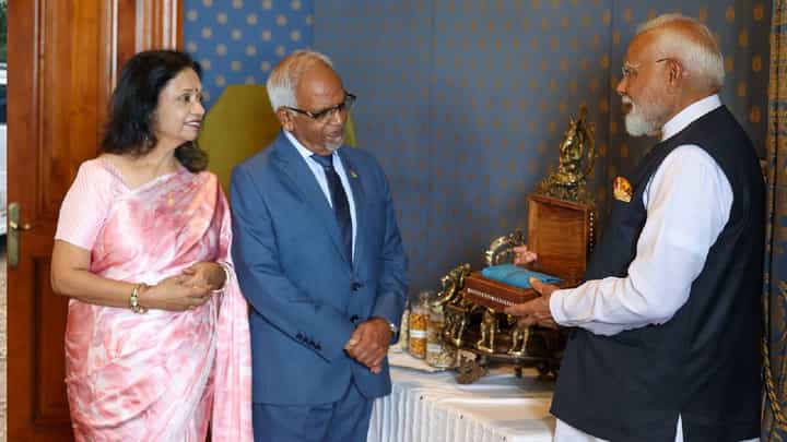 ಮಾರಿಷಸ್ ಅಧ್ಯಕ್ಷರ ಪತ್ನಿಗೆ ಬನಾರಸಿ ಸೀರೆ ಕೊಟ್ಟ ಪ್ರಧಾನಿ ಮೋದಿ ಮಾರಿಷಸ್ ಅಧ್ಯಕ್ಷರ ಪತ್ನಿಗೆ ಬನಾರಸಿ ಸೀರೆ ಕೊಟ್ಟ ಪ್ರಧಾನಿ ಮೋದಿ