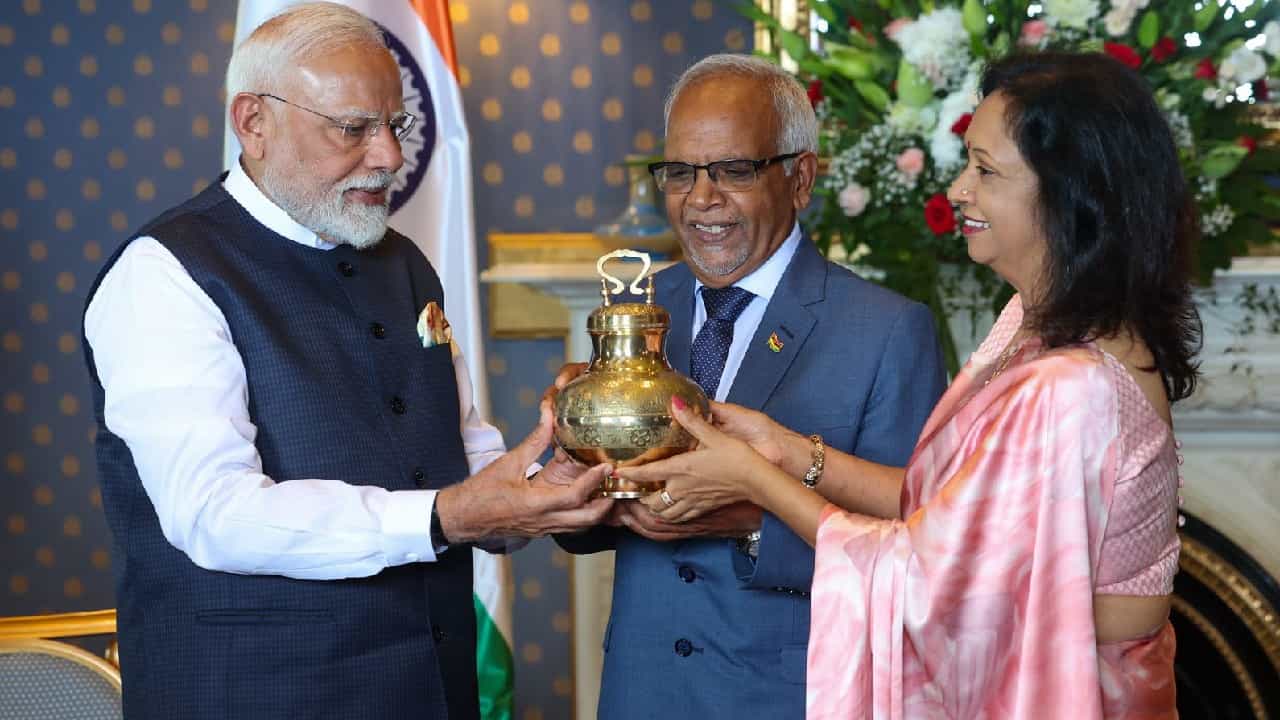 PM Modi in Mauritius: ಮಖಾನಾ, ಮಹಾಕುಂಭದ ಗಂಗಾಜಲ, ಗಣೇಶನ ವಿಗ್ರಹ; ಮಾರಿಷಸ್ ಅಧ್ಯಕ್ಷರಿಗೆ ಪ್ರಧಾನಿ ಮೋದಿಯ ಉಡುಗೊರೆ