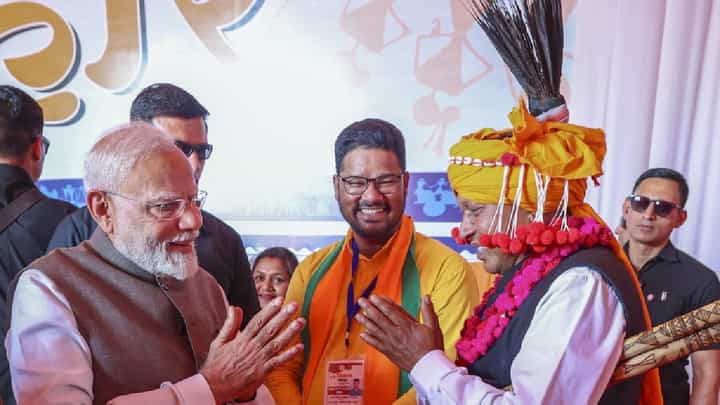 ಬುಡಕಟ್ಟು ನೃತ್ಯದ ಮೂಲಕ ಛತ್ತೀಸ್ಗಢದಲ್ಲಿ ಮೋದಿಗೆ ಸಾಂಪ್ರದಾಯಿಕ ಸ್ವಾಗತ ಬುಡಕಟ್ಟು ನೃತ್ಯದ ಮೂಲಕ ಛತ್ತೀಸ್ಗಢದಲ್ಲಿ ಮೋದಿಗೆ ಸಾಂಪ್ರದಾಯಿಕ ಸ್ವಾಗತ