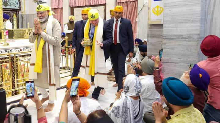 ದೆಹಲಿಯ ಗುರುದ್ವಾರ ರಕಬ್ಗಂಜ್ನಲ್ಲಿ ಪ್ರಾರ್ಥನೆ ಸಲ್ಲಿಸಿದ ಪ್ರಧಾನಿ ಮೋದಿ, ನ್ಯೂಜಿಲೆಂಡ್ ಪ್ರಧಾನಿ ಲಕ್ಸನ್ ದೆಹಲಿಯ ಗುರುದ್ವಾರ ರಕಬ್ಗಂಜ್ನಲ್ಲಿ ಪ್ರಾರ್ಥನೆ ಸಲ್ಲಿಸಿದ ಪ್ರಧಾನಿ ಮೋದಿ, ನ್ಯೂಜಿಲೆಂಡ್ ಪ್ರಧಾನಿ ಲಕ್ಸನ್