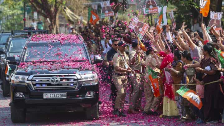 ನಾಗ್ಪುರದಲ್ಲಿ ರೋಡ್ ಶೋ ನಡೆಸಿದ ಪ್ರಧಾನಿ ನರೇಂದ್ರ ಮೋದಿ; ಜೈ ಶ್ರೀರಾಮ್ ಘೋಷಣೆ ಕೂಗಿದ ಜನರು ನಾಗ್ಪುರದಲ್ಲಿ ರೋಡ್ ಶೋ ನಡೆಸಿದ ಪ್ರಧಾನಿ ನರೇಂದ್ರ ಮೋದಿ; ಜೈ ಶ್ರೀರಾಮ್ ಘೋಷಣೆ ಕೂಗಿದ ಜನರು