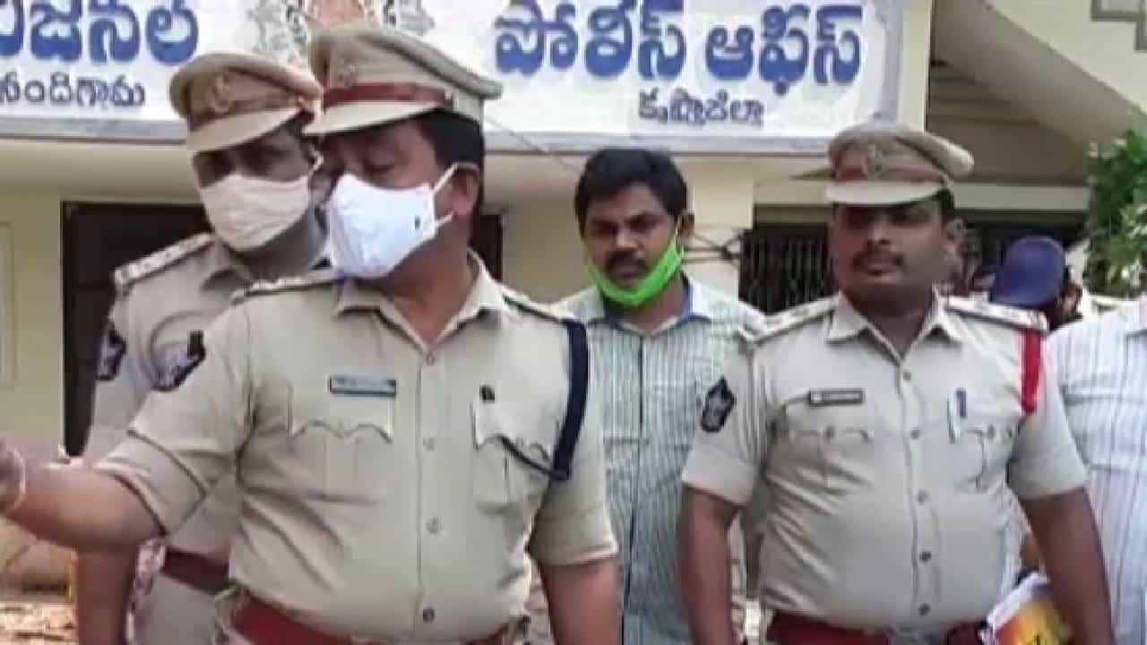ಆಂಧ್ರಪ್ರದೇಶ: ಪ್ರೇಮ ಪ್ರಕರಣ, ಮಗಳಿಗೆ ನೇಣು ಬಿಗಿದು ಸುಟ್ಟು ಹಾಕಿದ್ದ ವ್ಯಕ್ತಿ ಪೊಲೀಸರಿಗೆ ಶರಣು ಆಂಧ್ರಪ್ರದೇಶ: ಪ್ರೇಮ ಪ್ರಕರಣ, ಮಗಳಿಗೆ ನೇಣು ಬಿಗಿದು ಸುಟ್ಟು ಹಾಕಿದ್ದ ವ್ಯಕ್ತಿ ಪೊಲೀಸರಿಗೆ ಶರಣು