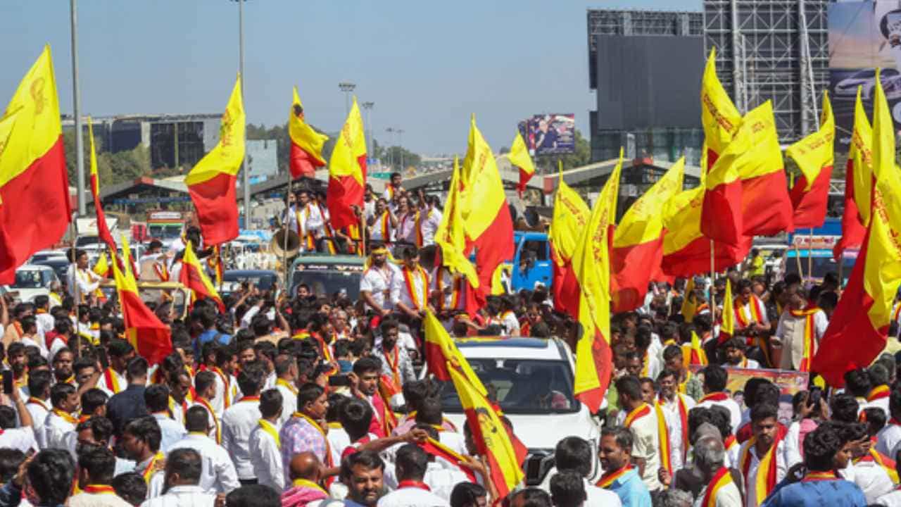 ಕರ್ನಾಟಕ ಬಂದ್: ಸಾರಿಗೆ ಸಂಘಟನೆಗಳಿಗೆ ಪೊಲೀಸ್ ನೋಟಿಸ್, ಕಾನೂನು ಕ್ರಮದ ಎಚ್ಚರಿಕೆ ಕರ್ನಾಟಕ ಬಂದ್: ಸಾರಿಗೆ ಸಂಘಟನೆಗಳಿಗೆ ಪೊಲೀಸ್ ನೋಟಿಸ್, ಕಾನೂನು ಕ್ರಮದ ಎಚ್ಚರಿಕೆ