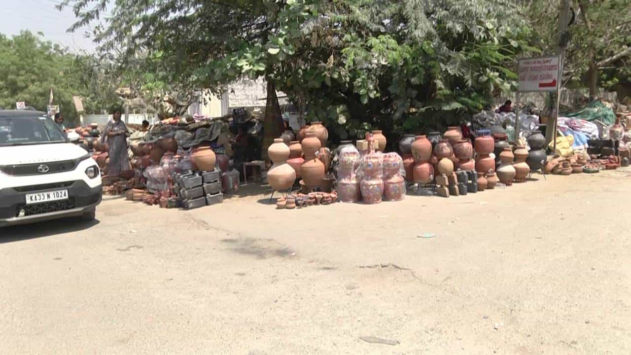 ಬೇಸಿಗೆ ಆರಂಭದಲ್ಲೇ ರಣ ಬಿಸಿಲು ಜನರನ್ನು ಹೈರಾಣಾಗಿಸಿದೆ. ನೆತ್ತಿ ಮೇಲೆ ಸುಡುವ ಬಿಸಿಲಿಗೆ ಜನ ಬೆಂದು ಬೆಂಡಾಗುತ್ತಿದ್ದಾರೆ. ಇದೆ ಕಾರಣಕ್ಕೆ ಜನ ಮಣ್ಣಿನ ಮಡಕೆ ನೀರಿನ ಮೊರೆ ಹೋಗುತ್ತಿದ್ದಾರೆ. ಜನರು ಮಡಿಕೆ ಖರೀದಿ ಮಾಡುತ್ತಿದ್ದಾರೆ. ಫ್ರೀಡ್ಜ್ ಗಿಂತ ನ್ಯಾಚುರಲ್ ಆಗಿ ನೀರನ್ನು ತಂಪಾಗಿಸುವ ಮಡಿಕೆಯನ್ನು ಖರೀದಿಸುತ್ತಿದ್ದಾರೆ.