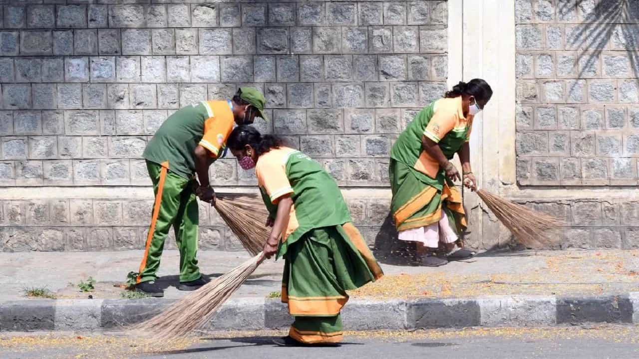 ಸಿಎಂ ಕೈಯಿಂದ ಕಾಯಮಾತಿ ಪತ್ರ ಕೊಡಿಸ್ತೇವೆಂದು ಪೌರಕಾರ್ಮಿಕರಿಗೆ ವಂಚನೆ, ತಲಾ 5 ಸಾವಿರದಂತೆ ವಸೂಲಿ ಸಿಎಂ ಕೈಯಿಂದ ಕಾಯಮಾತಿ ಪತ್ರ ಕೊಡಿಸ್ತೇವೆಂದು ಪೌರಕಾರ್ಮಿಕರಿಗೆ ವಂಚನೆ, ತಲಾ 5 ಸಾವಿರದಂತೆ ವಸೂಲಿ
