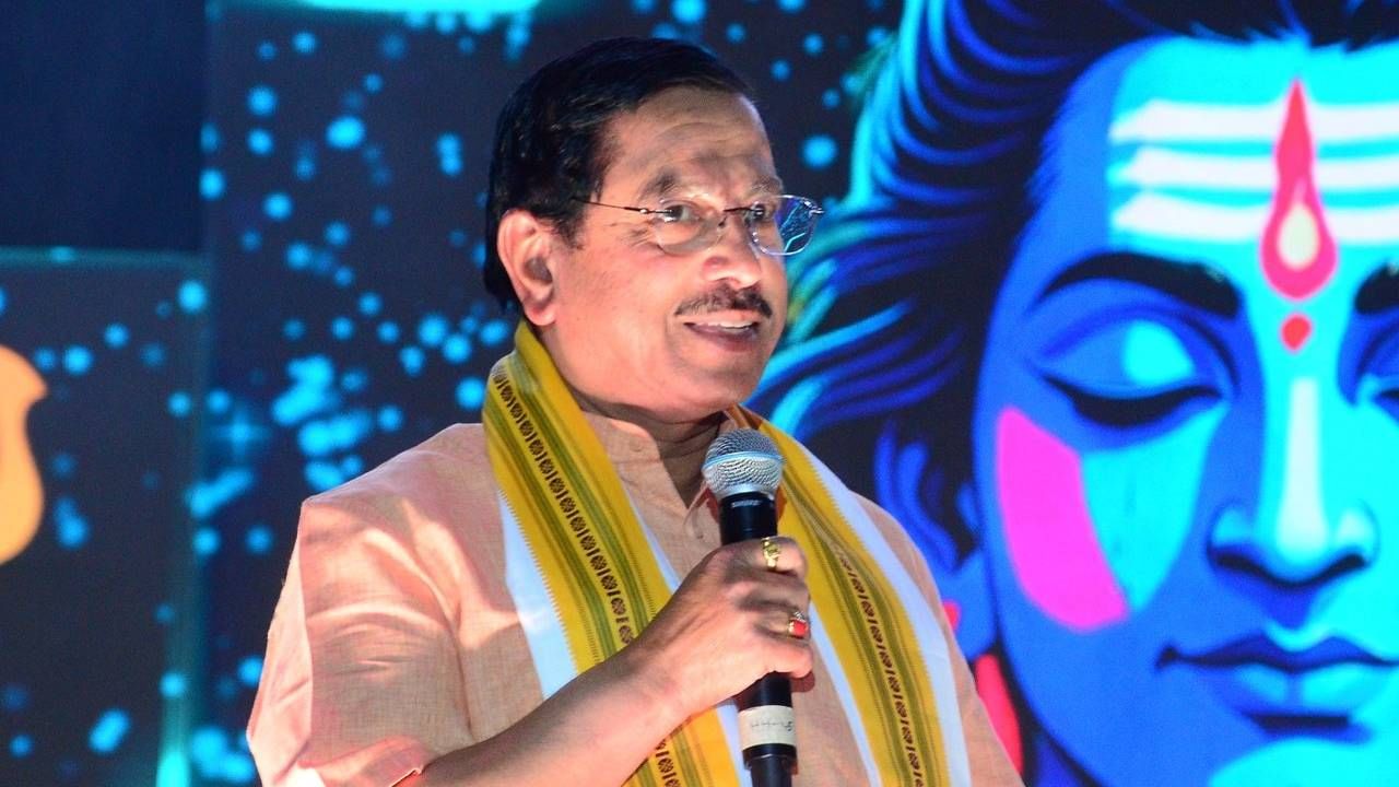 ಮೆಟ್ರಿಕ್ನಲ್ಲಿ ಪ್ರಹ್ಲಾದ್ ಜೋಶಿಯವರಿಗೆ ಸಹಪಾಠಿಗಳಾಗಿದ್ದವರು 47 ವರ್ಷಗಳ ಬಳಿಕ ಬೆಂಗಳೂರಿನಲ್ಲಿ ಅವರನ್ನು ಭೇಟಿಯಾಗಿದ್ದಾರೆ. 1978ರಲ್ಲಿ ತಮ್ಮಂದಿಗೆ ಓದಿದ ಸ್ನೇಹಿತರನನ್ನು ಕಂಡು ಪ್ರಹ್ಲಾದ್ ಜೋಶಿಯವರು ಹರ್ಷಗೊಂಡಿದ್ದಾರೆ. ಪ್ರಹ್ಲಾದ್ ಜೋಶಿ ತಮ್ಮ ಸ್ನೇಹಿತರೊಂದಿಗೆ ಹುಬ್ಬಳ್ಳಿ ಭಾಷೆಯಲ್ಲೇ ಮಾತನಾಡಿ, ಚಹಾದ ಜೋಡಿ ಚೂಡಾ ಸವಿದಿದ್ದಾರೆ. ಈ ಭಾವನಾತ್ಮಕ ಭೇಟಿಯನ್ನು ಎಕ್ಸ್ ಖಾತೆಯಲ್ಲಿ ಹಂಚಿಕೊಂಡಿದ್ದಾರೆ.