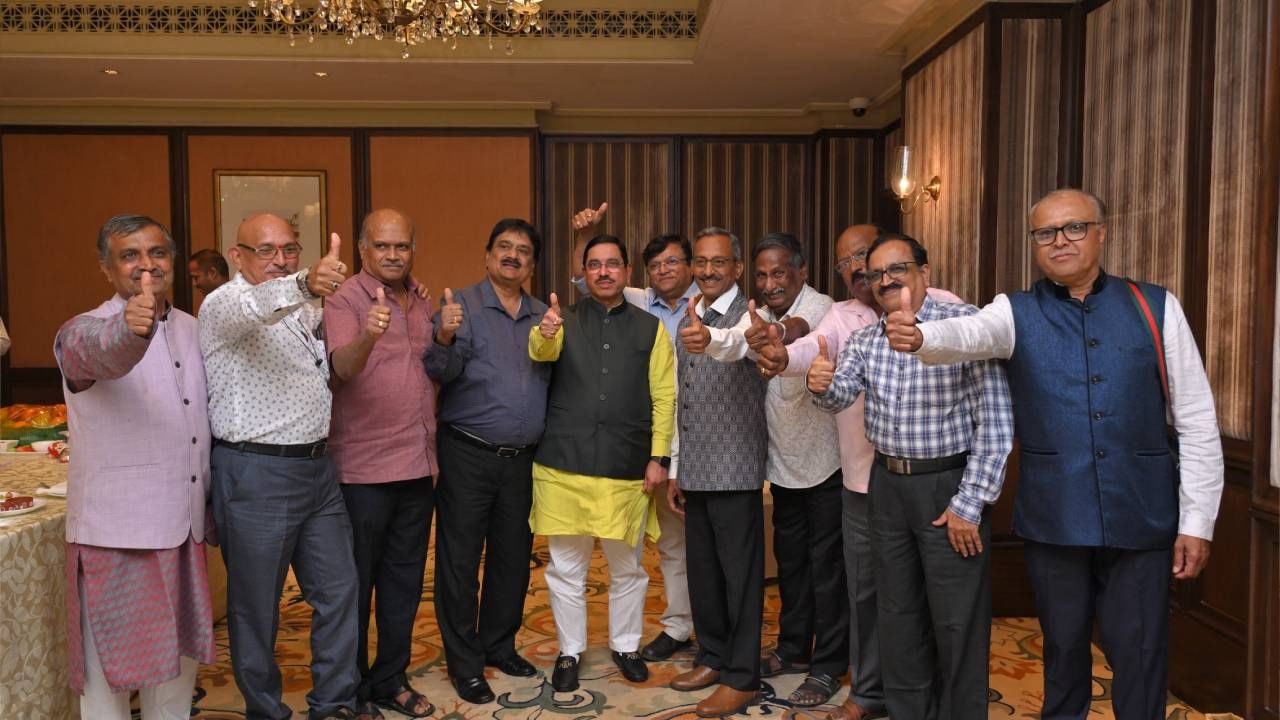 ಏನ ಅನ್ನರಿ...’ ಸ್ನೇಹದ ಕಡಲಲ್ಲೀ..ನೆನಪಿನ ದೋಣಿಯಲೀ ’ ಮನಷ್ಯಾ ಆವಾಗ ಇವಾಗ ಟೈಮ್ ತಗದ ಪ್ರಯಾಣ ಮಾಡಬೇಕ... ಆವಾಗ ನಾವ ಎಷ್ಟ ದೂರ ಜೀವನದಾಗ ನಡದೇವಿ ಅನ್ನೋದ ಗೊತ್ತಾಗೋದ...