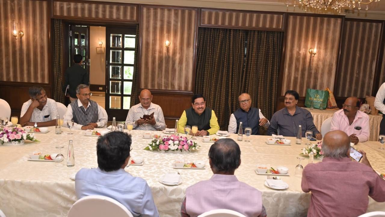 ಅಂತಾರಲಾ ಹಂಗ ಇವತ್ತ ನನ್ನ ಹಳೇ ದೋಸ್ತರನ್ನ ಎಲ್ಲಾ ಭೇಟ್ಟಿ ಆಗಿ ಭಾರಿ ಖುಶಿ ಆತ.....ಹಂಗ ಎಲ್ಲಾರೂ ಸೇರಿ ಹಳೇದನ್ನ ಎಲ್ಲಾ ನೆನಸಿಗೊಂಡ ಅದರಾಗ ನಮಗ ಕಲಿಸಿದ್ದ ಗುರುಗಳ... ಲಕ್ಷ್ಮೇಶ್ವರ ಸರ್, ಕೊಪ್ಪರ ಸರ್ , ಭುಜಂಗ ಸರ್ ...ನಾತು ಸರ್ ....ಏನ್ ಜಿ ರಾಯಚೂರು ಸರ್. ಮುದಕವಿ ಸರ್ ಎಲ್ಲಾರನೂ ನೆನಸಿಕೊಂಡ, ನಮಿಸಿಕೊಂಡ ಅಗದಿ ಸಂತೋಷ ಆತ ಅನ್ನರಿ....