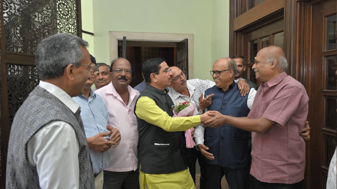 "ಏನ್ ದೋಸ್ತ...ಹೆಂಗ ಇದ್ದಿ...ಎಷ್ಟ ದಿವಸದ ಮ್ಯಾಲೆ ಭೇಟಿ...ಏನ್ತಾನ...ಎಲ್ಲಾ ಆರಾಮ ಅಲಾ ಮತ್ತ..."
’ಮತ್ತೇನಪಾ...ಮಕ್ಕಳದೇಲ್ಲಾ ಲಗ್ನ ಆತ ಇಲ್ಲ...ಎಷ್ಟ ಮೊಮ್ಮಕ್ಕಳ ಈಗ....’ ’ಹೆಂಗಿದ್ದಿ ದೋಸ್ತ...ಏನ ಎಲ್ಲಾರೂ ಮಕ್ಕಳ ಜೊತಿ ಬೆಂಗಳೂರ ಸೇರಿ...ಹುಬ್ಬಳ್ಳಿ ಮರತ ಬಿಟ್ಟಿರಿ ಕಾಣ್ತದ...’ ’ನೀ ಏನಪಾ...ದೊಡ್ಡ ಮನಷ್ಯಾ ಈಗ.....union minister ನಮ್ಮ ಕೈಯಾಗ ಎಲ್ಲಿ ಸಿಗ್ತಿ....’