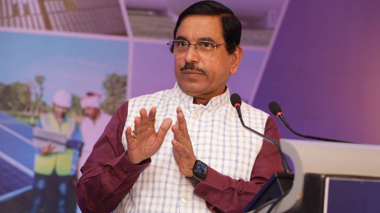 ಕೇಂದ್ರ ಗ್ರಾಹಕ ವ್ಯವಹಾರ, ಆಹಾರ ಮತ್ತು ಸಾರ್ವಜನಿಕ ವಿತರಣಾ ಸಚಿವ ಪ್ರಹ್ಲಾದ್ ಜೋಶಿಯವರು ಶುಕ್ರವಾರ ತಮ್ಮ ಬಾಲ್ಯದ ಗೆಳೆಯರನ್ನು ಭೇಟಿಯಾದರು. ಬೆಂಗಳೂರಿನಲ್ಲಿ ತಮ್ಮನ್ನು ಭೇಟಿಯಾದ ಹೈಸ್ಕೂಲ್ ಗೆಳಯರ ಜೊತೆ ಕೆಲ ಕಾಲ ಹರಟೆ ಹೊಡೆದರು. ಕೇಂದ್ರ ಸಚಿವ ಪ್ರಹ್ಲಾದ್ ಜೋಶಿಯವರು ತಮ್ಮ ಮೆಟ್ರಿಕ್ ಶಿಕ್ಷಣವನ್ನು ಹುಬ್ಬಳ್ಳಿಯ ನ್ಯೂ ಇಂಗ್ಲಿಷ್ ಶಾಲೆಯಲ್ಲಿ ಪೂರ್ಣಗೊಳಿಸಿದ್ದಾರೆ.