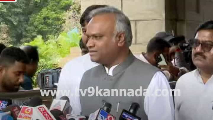 ಬಿ ಫಾರಂ ಬೇಕಾದಾಗ ಮಾತ್ರ ಪಕ್ಷದ ಸಿಪಾಯಿ ಅಂದರೆ ನಡೆಯಲ್ಲ, ಶಿಸ್ತು ಕಾಯ್ದುಕೊಳ್ಳಬೇಕು: ಪ್ರಿಯಾಂಕ್ ಖರ್ಗೆ ಬಿ ಫಾರಂ ಬೇಕಾದಾಗ ಮಾತ್ರ ಪಕ್ಷದ ಸಿಪಾಯಿ ಅಂದರೆ ನಡೆಯಲ್ಲ, ಶಿಸ್ತು ಕಾಯ್ದುಕೊಳ್ಳಬೇಕು: ಪ್ರಿಯಾಂಕ್ ಖರ್ಗೆ