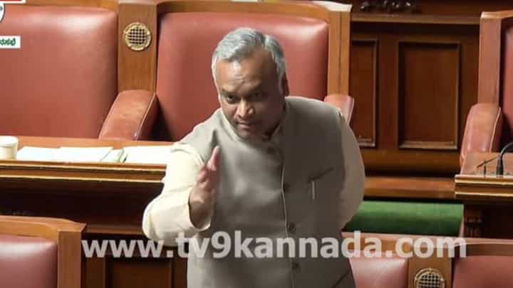 Karnataka Budget Session: ಪ್ರಿಯಾಂಕ್ ಖರ್ಗೆ ಮತ್ತು ಅಶ್ವಥ್ ನಾರಾಯಣ ನಡುವೆ ಸದನದಲ್ಲಿ ಮಾತು ಜೋರು, ಸ್ಪೀಕರ್ ಪ್ರೇಕ್ಷಕ Karnataka Budget Session: ಪ್ರಿಯಾಂಕ್ ಖರ್ಗೆ ಮತ್ತು ಅಶ್ವಥ್ ನಾರಾಯಣ ನಡುವೆ ಸದನದಲ್ಲಿ ಮಾತು ಜೋರು, ಸ್ಪೀಕರ್ ಪ್ರೇಕ್ಷಕ