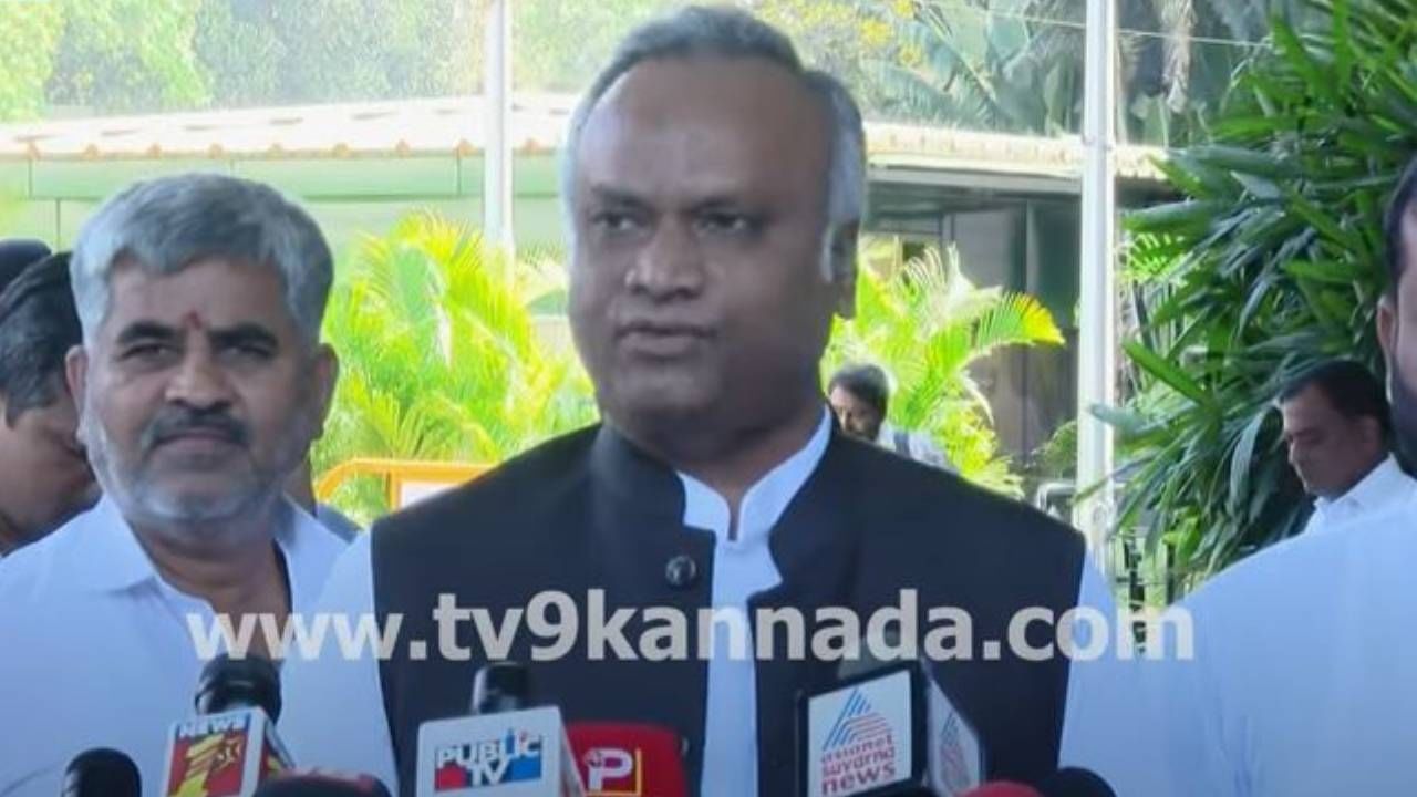 ವಿಜಯೇಂದ್ರಗೆ ದುಬೈ ಮೇಲೆ ಜಾಸ್ತಿ ಪ್ರೀತಿ, ಗೋಲ್ಡ್ ಸ್ಮಗ್ಲಿಂಗ್​ನಲ್ಲಿ ಶಾಮೀಲು ಸಚಿವರ ಹೆಸರು ಗೊತ್ತಿರಬಹುದು: ಪ್ರಿಯಾಂಕ್ ಖರ್ಗೆ