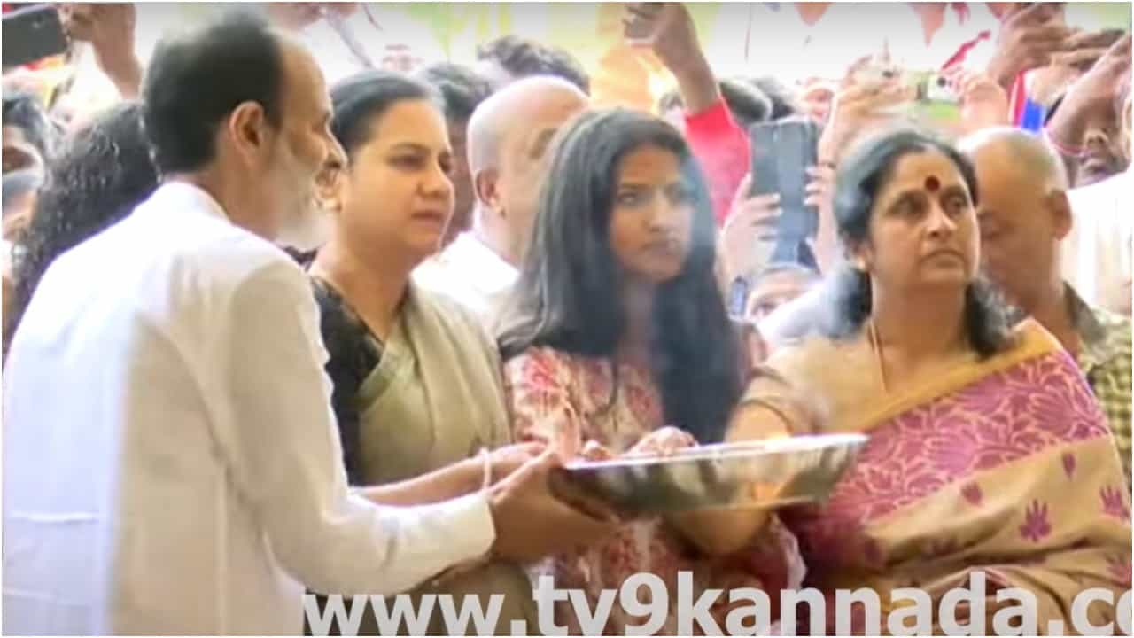 ಮಕ್ಕಳ ಜೊತೆ ಪುನೀತ್ ಸಮಾಧಿಗೆ ಪೂಜೆ ಸಲ್ಲಿಸಿದ ಅಶ್ವಿನಿ ಪುನೀತ್